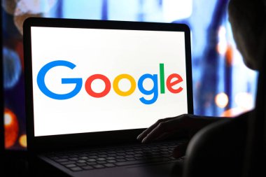 9 Mayıs 2024, Brezilya. Bu fotoğraf illüstrasyonunda, Google logosu bir dizüstü bilgisayarda görüntülenir