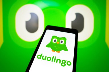 10 Mayıs 2024, Brezilya. Bu resimde, Duolingo logosu akıllı telefon ekranında gösteriliyor