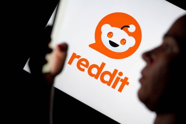 15 Mayıs 2024, Brezilya. Bu resimde, arka planda akıllı telefon ve Reddit logosu tutan kadın görülüyor.