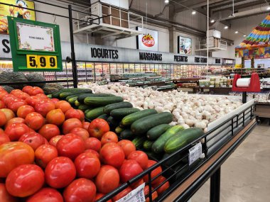 16 Mayıs 2024, Brezilya. Brezilya 'da bir süpermarkette sebze reyonu. Brezilya 'da yaşamanın maliyeti son aylarda arttı. Nisan ayındaki enflasyona iki ana katkısı gıda, sağlık ve kişisel bakımdı.