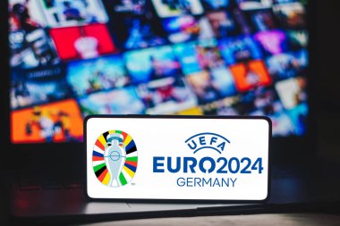20 Mayıs 2024, Brezilya. Bu resimde UEFA Avrupa Futbol Şampiyonası (Euro 2024 Almanya) logosu akıllı telefon ekranında sergilenmektedir. UEFA 'nın Avrupa ülkelerinden gelen erkek takımları arasındaki ana futbol şampiyonası.