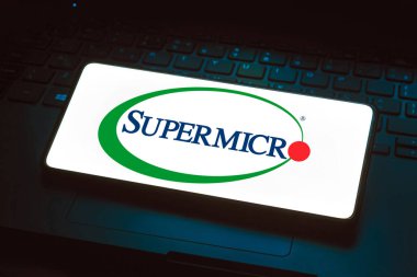 28 Mayıs 2024, Brezilya. Bu resimde Supermicro (Super Micro Computer, Inc.) logosu akıllı telefon ekranında görüntülenir.