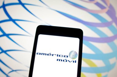 4 Haziran 2024, Brezilya. Bu resimde, Amrica Mvil logosu akıllı telefon ekranında görüntülenir..
