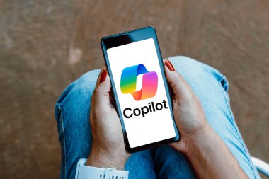 6 Haziran 2024, Brezilya. Bu resimde, Microsoft Copilot logosu akıllı telefon ekranında görüntülenir
