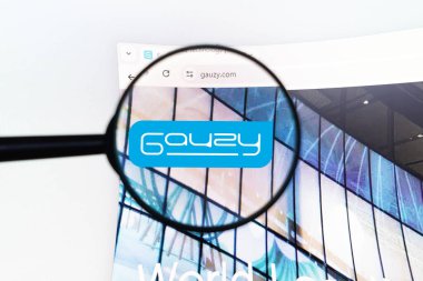 8 Haziran 2024, Brezilya. Bu fotoğraf illüstrasyonunda, Gazlı bezin ana sayfası: Akıllı Cam Teknolojisi web sitesi bir bilgisayar ekranında büyüteçle görülüyor