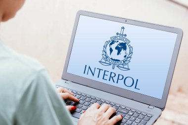 8 Haziran 2024, Brezilya. Bu resimde, Interpol (Uluslararası Kriminal Polis Örgütü) logosu bir dizüstü bilgisayar ekranında gösteriliyor