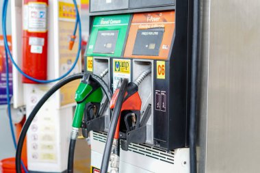 10 Haziran 2024, Brezilya. Shell istasyonundan yakıt pompası. Piyasa tahminlerine göre benzin ve mazot fiyatlarının, hükümetin bordro vergisi indirimini karşılamak için uyguladığı geçici tedbirleri telafi etmek amacıyla artması bekleniyor.