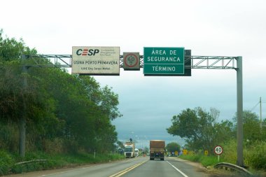 10 Haziran 2024, Brezilya. Porto Primavera yakınlarındaki trafik, So Paulo 'da, Mato Grosso do Sul eyaleti sınırında, Engenheiro Srgio Motta Hidroelektrik Santrali yakınlarında..