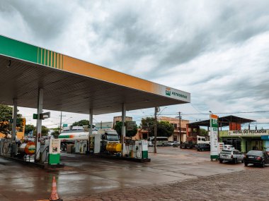 10 Haziran 2024, Brezilya. Petrobras benzin istasyonu. Piyasa tahminlerine göre benzin ve mazotun fiyatlarının, hükümetin bordro vergisi indirimini 17 gün içinde telafi etmek amacıyla uyguladığı geçici tedbiri telafi etmek amacıyla artması bekleniyor.