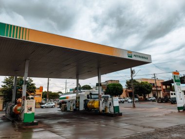 10 Haziran 2024, Brezilya. Petrobras benzin istasyonu. Piyasa tahminlerine göre benzin ve mazotun fiyatlarının, hükümetin bordro vergisi indirimini 17 gün içinde telafi etmek amacıyla uyguladığı geçici tedbiri telafi etmek amacıyla artması bekleniyor.