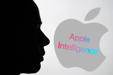 10 Haziran 2024, Brezilya. Bu resimde, bir kişinin silueti görülüyor ve arka planda Apple Intelligence logosu görülüyor.