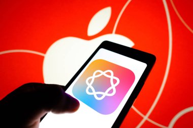 10 Haziran 2024, Brezilya. Bu resimde, Apple İstihbarat logosu akıllı telefon ekranında gösteriliyor. Apple WWDC 2024 'ü Apple Intelligence, AI aracı ve iPhone, iPad ve Mac ope' un yeni sürümleriyle geliştiricilere açtı.