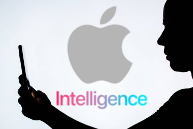 10 Haziran 2024, Brezilya. Bu resimde, arka planda akıllı telefon ve Apple İstihbarat logosu tutan kadın görülüyor. Apple WWDC 2024 'ü Apple Intelligence, onun yapay zeka aracı ve yeni sürümleri ile geliştiricilere açıyor