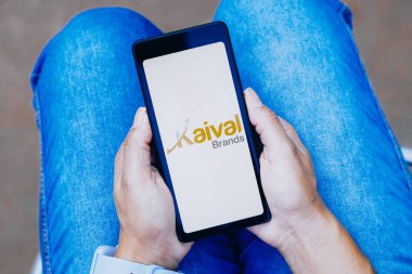 14 Haziran 2024, Brezilya. Bu fotoğraf illüstrasyonunda, Kaival Brands Innovations Group, Inc. logosu bir akıllı telefon ekranında gösterilir.