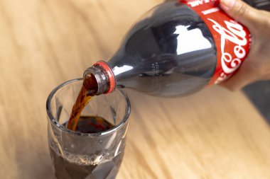 26 Haziran 2024, Paraguay. Bu resimde, kişi cam bardağa Coca-Cola döküyor. Şirket, Cannes Lions Uluslararası Yaratıcılık Festivali 'nde Yılın Yaratıcı Markası seçildi.