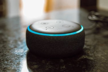 27 Haziran 2024, Paraguay. Bu resimde, Echo Dot akıllı hoparlör ve mavi ışık halkalı Alexa çalışıyor. Amazon yakında yapay zeka için yeni ve gelişmiş bir güncelleme başlatacak.