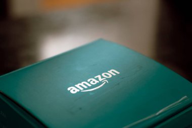 27 Haziran 2024, Paraguay. Bu resimde, Amazon logosu olan bir paket var.