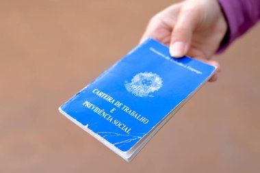 Brezilya çalışma kartı (Carteira de Trabalho). Bu belge, Brezilya 'da işçi haklarına erişimi garanti eden belgedir (CLT)