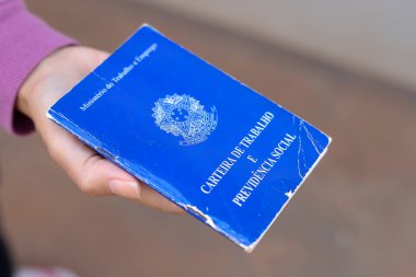 Brezilya çalışma kartı (Carteira de Trabalho). Bu belge, Brezilya 'da işçi haklarına erişimi garanti eden belgedir (CLT)
