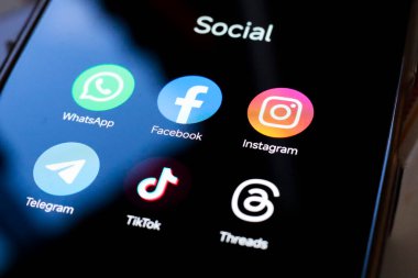 5 Temmuz 2024, Paraguay. Bu resimde, WhatsApp, Facebook, Instagram, Telegram, TikTok ve Threads uygulamaları akıllı telefon ekranınızda görüntülenir.