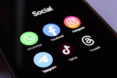 5 Temmuz 2024, Paraguay. Bu resimde, WhatsApp, Facebook, Instagram, Telegram, TikTok ve Threads uygulamaları akıllı telefon ekranınızda görüntülenir