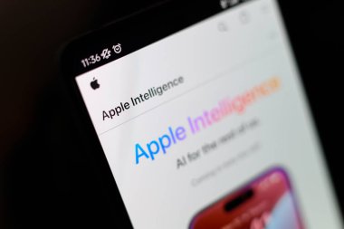 6 Temmuz 2024, Paraguay. Bu fotoğraf illüstrasyonunda, Apple Intelligence uygulaması akıllı telefon ekranındaki Apple Store indirme sayfasında görülür..