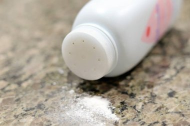 8 Temmuz 2024, Paraguay. Bu resimde Johnson & Johnson paketinin yanında bebek pudrası var.