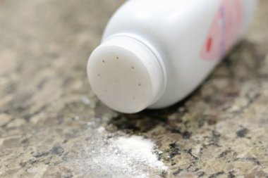 8 Temmuz 2024, Paraguay. Bu resimde Johnson & Johnson paketinin yanında bebek pudrası var.