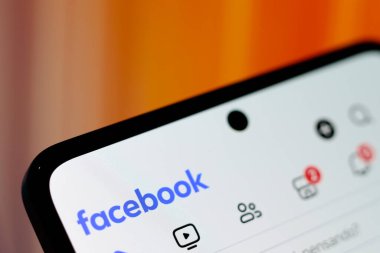 10 Temmuz 2024, Paraguay. Bu fotoğraf illüstrasyonunda, sosyal ağ Facebook logosu akıllı telefon ekranında gösterilir. Facebook, 4 Şubat 2004 'te kurulan ve Me tarafından işletilen sosyal medya ve sanal sosyal ağdır.