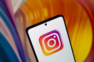 10 Temmuz 2024, Paraguay. Bu fotoğraf illüstrasyonunda, sosyal ağ Instagram logosu akıllı telefon ekranında gösterilir. Instagram, kullanıcıları arasında fotoğraf ve videoları paylaşan çevrimiçi bir sosyal ağdır.