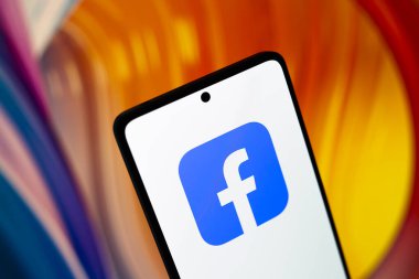 10 Temmuz 2024, Paraguay. Bu fotoğraf illüstrasyonunda, sosyal ağ Facebook logosu akıllı telefon ekranında gösterilir. Facebook, 4 Şubat 2004 'te kurulan ve Me tarafından işletilen sosyal medya ve sanal sosyal ağdır.
