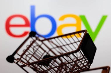 12 Temmuz 2024, Paraguay. Bu resimde, eBay ecommerce şirketinin logosu önünde bir alışveriş arabası görülüyor.