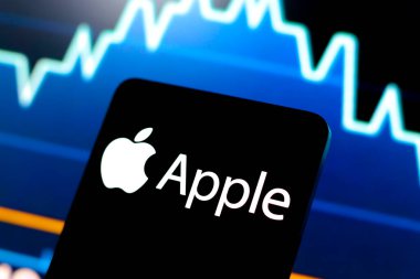15 Temmuz 2024, Paraguay. Bu fotoğraf illüstrasyonunda, Apple logosu akıllı telefon ekranında ve arka planda bir borsa grafiğinde gösteriliyor.
