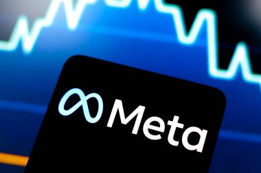 15 Temmuz 2024, Paraguay. Bu resimde, Meta logosu akıllı telefon ekranında ve arka planda bir borsa grafiği gösteriliyor.