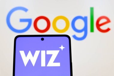 16 Temmuz 2024, Paraguay. Bu fotoğraf illüstrasyonunda, Wiz logosu bir akıllı telefon ekranında gösterilir, arka planda Google logosu