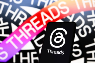 16 Temmuz 2024, Paraguay. Bu resimde, Tartışmalar logosu bir akıllı telefon ve arka planda görüntülenir