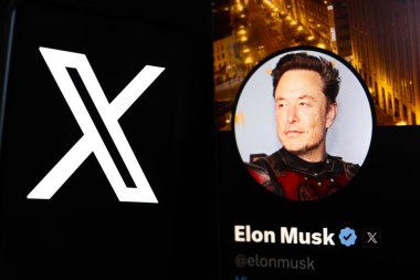 16 Temmuz 2024, Paraguay. Bu fotoğraf illüstrasyonunda, X (Twitter) logosu bir akıllı telefonda gösteriliyor. Arka planda, Elon Musk 'un resmi profili, X sosyal ağının.