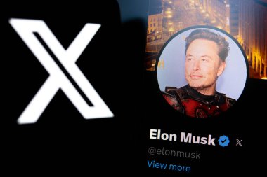 16 Temmuz 2024, Paraguay. Bu fotoğraf illüstrasyonunda, X (Twitter) logosu bir akıllı telefonda gösteriliyor. Arka planda, Elon Musk 'un resmi profili, X sosyal ağının.