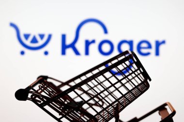 18 Temmuz 2024, Paraguay. Bu resimde, Kroger Şirketi logosu önünde bir alışveriş arabası görülüyor.