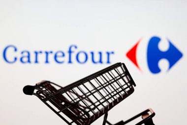 18 Temmuz 2024, Paraguay. Bu resimde, Carrefour logosu önünde bir alışveriş arabası görülüyor.