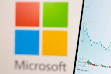 18 Temmuz 2024, Paraguay. Bu resimde, arka planda Microsoft Corporation logosu olan bir akıllı telefonda sergilenen borsa bilgileri