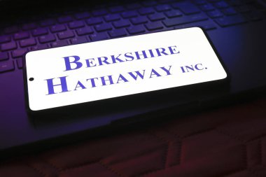18 Temmuz 2024, Paraguay. Bu resimde Berkshire Hathaway logosu akıllı telefon ekranında gösteriliyor.