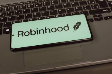 21 Temmuz 2024, Paraguay. Bu fotoğraf illüstrasyonunda Robinhood Pazarı, Inc. logosu akıllı telefon ekranında gösteriliyor