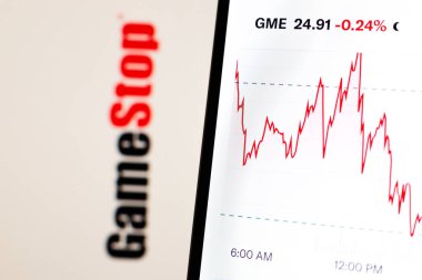 21 Temmuz 2024, Paraguay. Bu resimde, borsa bilgileri arka planda GameStop logosu olan bir akıllı telefondan gösteriliyor.