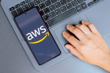 22 Temmuz 2024, Paraguay. Bu resimde, Amazon Web Servisleri, Inc. (AWS) logosu akıllı telefon ekranında gösterilir.