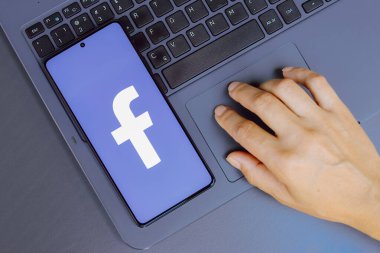 22 Temmuz 2024, Paraguay. Bu resimde, Facebook logosu akıllı telefon ekranında gösteriliyor