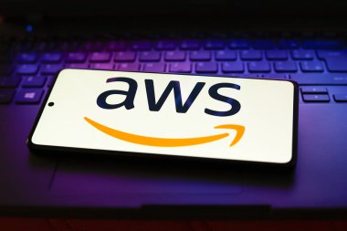 22 Temmuz 2024, Paraguay. Bu resimde, Amazon Web Servisleri, Inc. (AWS) logosu akıllı telefon ekranında gösterilir.