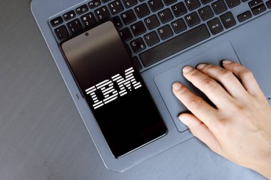 23 Temmuz 2024, Paraguay. Bu resimde, Uluslararası İş Makineleri Şirketi (IBM) logosu akıllı telefon ekranında görüntülenmektedir.