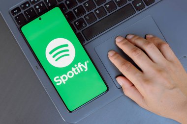 23 Temmuz 2024, Paraguay. Bu resimde, Spotify logosu akıllı telefon ekranında görüntülenir