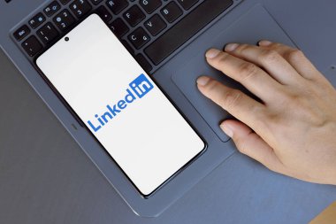 23 Temmuz 2024, Paraguay. Bu resimde, LinkedIn logosu akıllı telefon ekranında görüntülenir